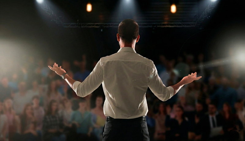 Orateur face à un public